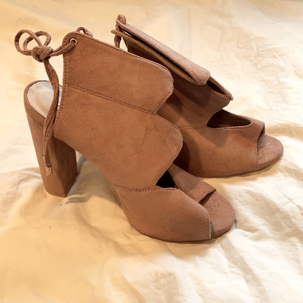 NWOT So Me women’s dusty pink suede peep toe heels